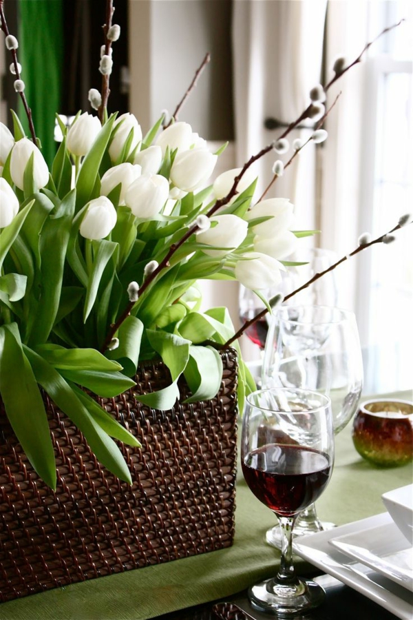 -super-tolle--Tischdekoration-mit-weißen-Tulpen