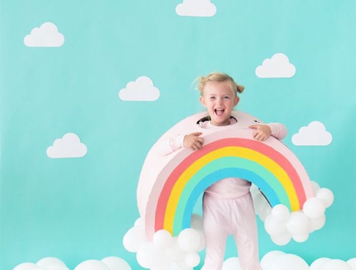 süße idee regenbogen einfache halloween kostüme selber machen aus karton mit luftballons blondes mädchen rosa leggings diy ideen