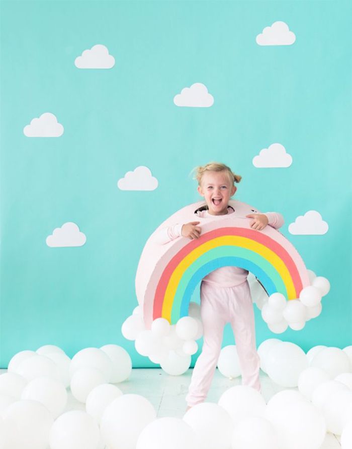 süße idee regenbogen einfache halloween kostüme selber machen aus karton mit luftballons blondes mädchen rosa leggings diy ideen