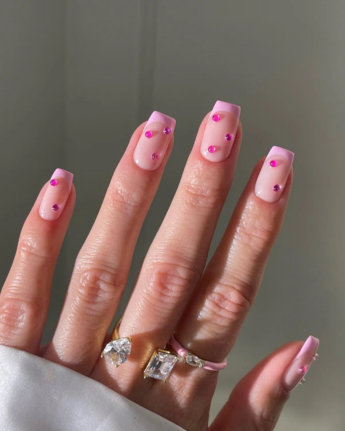 textured nails french mit pink tips und tropfen