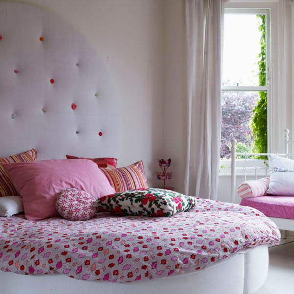 tolles-rosa-Schlafzimmer-weiße-Wand