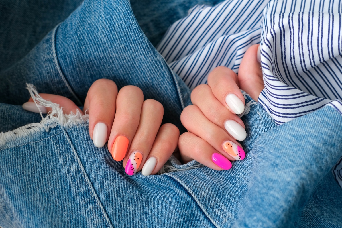 trendige sommernaegel in weiss pink und orange