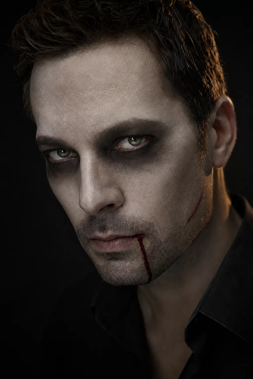 Vampir Make-up mit blasser Haut, Kunstblut und kleiner Wunde
