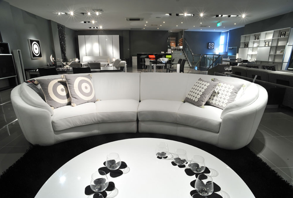 weißes-Sofa-halbrund-Design-Idee-