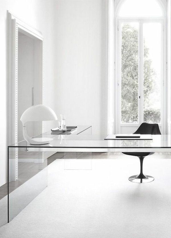 weißes-Zimmer-mit-Schreibtisch-mit-Glasplatte-