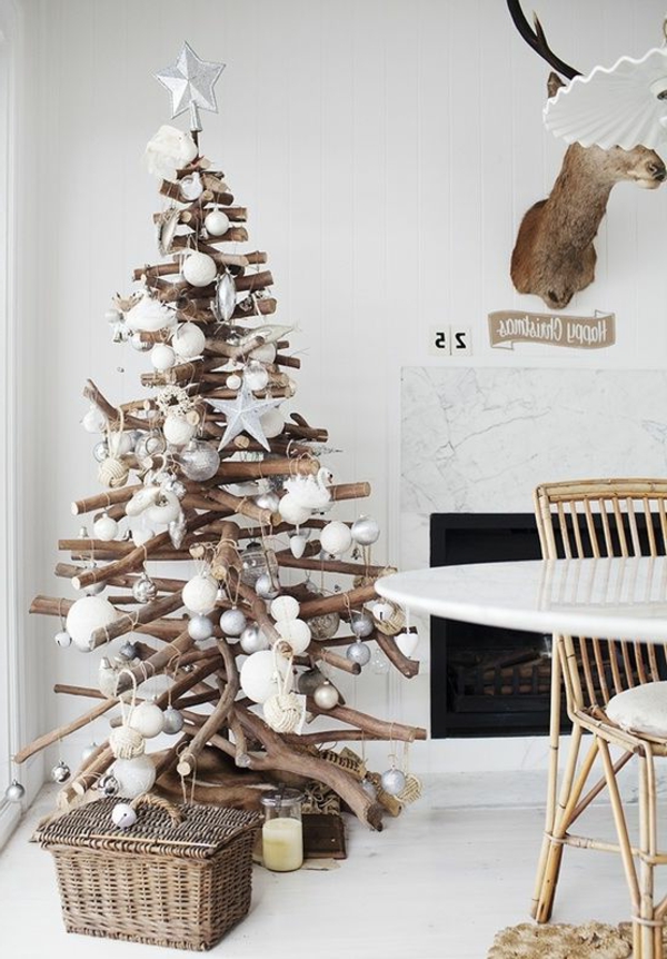 wunderbar-dekorierter-Weihnachtsbaum-Weiß