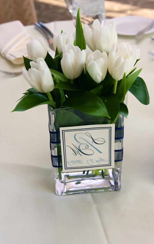 wunderbare-Hochzeitsdeko-Tischdeko-mit-weißen-Tulpen
