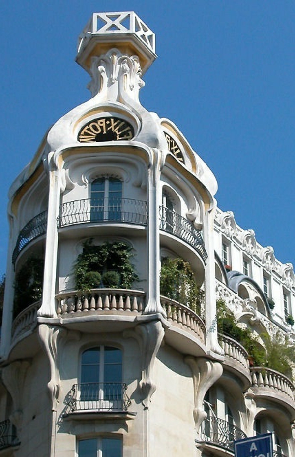 wunderbares-Gebäude-mit-französischen_Balkonen_