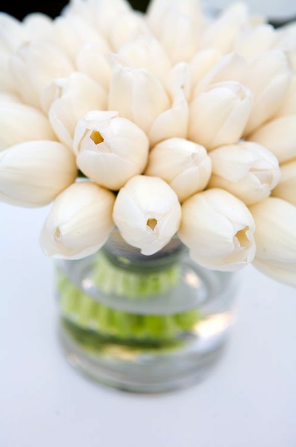 wunderschöne-Tischdeko-mit-weißen-Tulpen