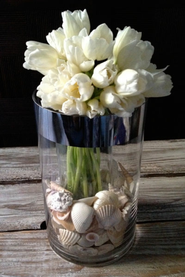 wunderschöne-Vase-mit-Tulpen-und-