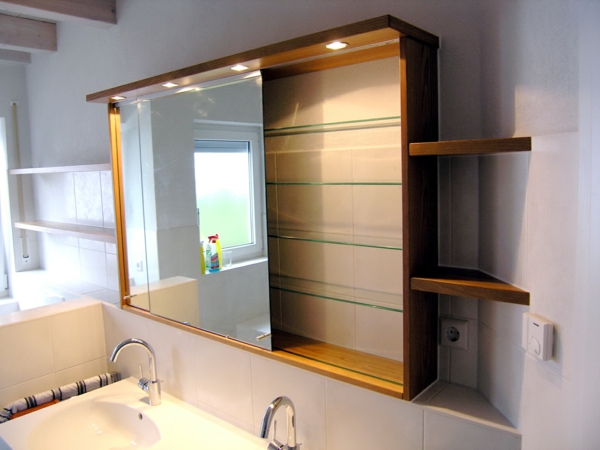 wunderschöner--Spiegelschrank-mit-Beleuchtung-im-Badezimmer-Design-Idee