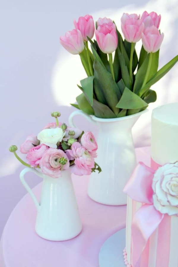 zarte-rosa-Tulpen-in-weißen-Vasen-Idee
