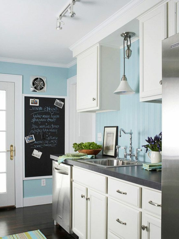 blaue wände und schränke in weiß in einer kleinen küche