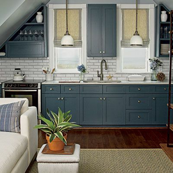 schöne blaue küche mit weißen hängenden lampen