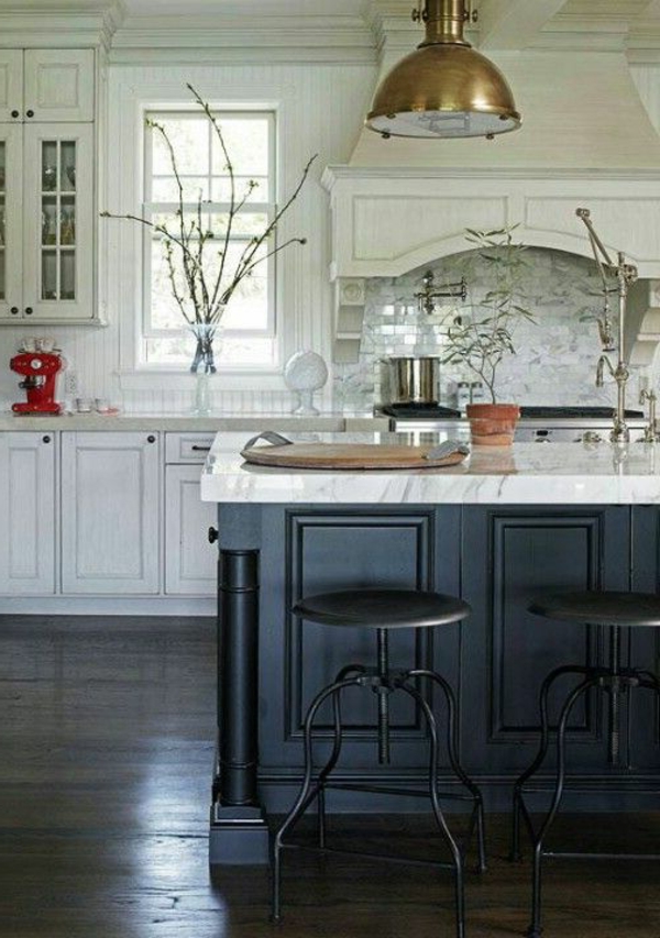 baumzweige und marmor in einer super schönen blauen küche