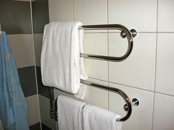 Badezimmer-Gestaltung-Heizung-Handtuchhalter