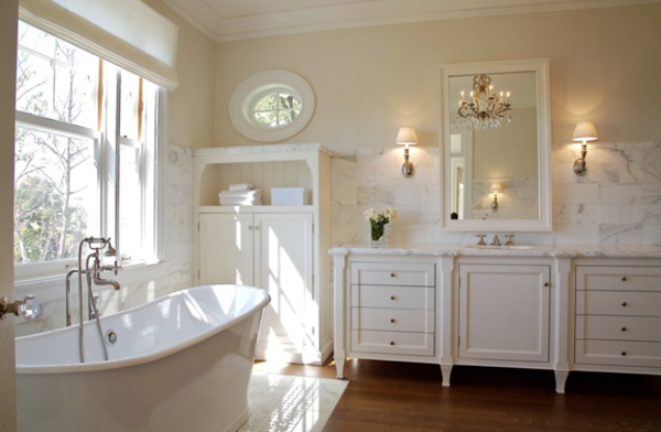 Badezimmer-Interior—Design-Idee-mit-schönen-Eierschalenfarben--