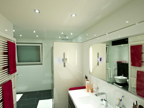 Badezimmer-Privathaus--Badezimmer-Einrichtungsideen-Beleuchtung-für-die-Decke