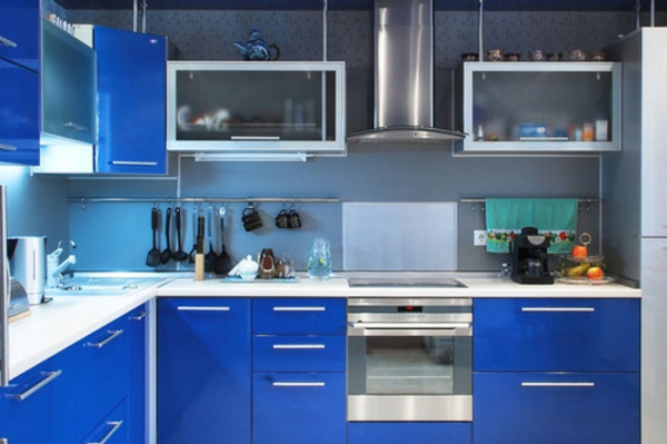 kleine moderne küche mit schränken in dunkel blau