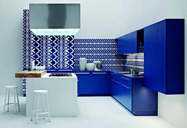 sehr interessant gestaltete küche in blau und weiß
