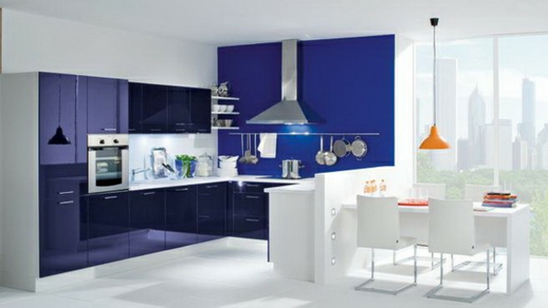 blaue küche und weißes esszimmer -nebeneinander