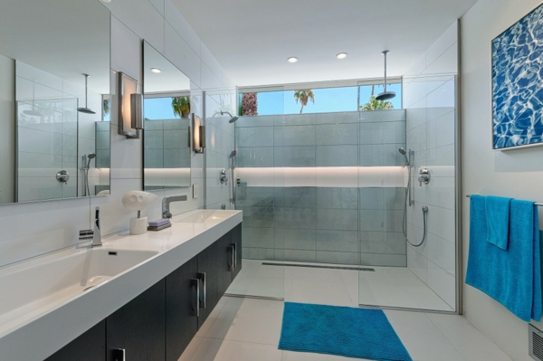 Deckenleuchten-modernes-Design-im-Badezimmer-mit-Badewanne