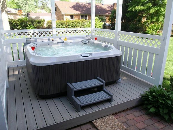 Ein-super-moderner-Whirlpool-im-Garten-