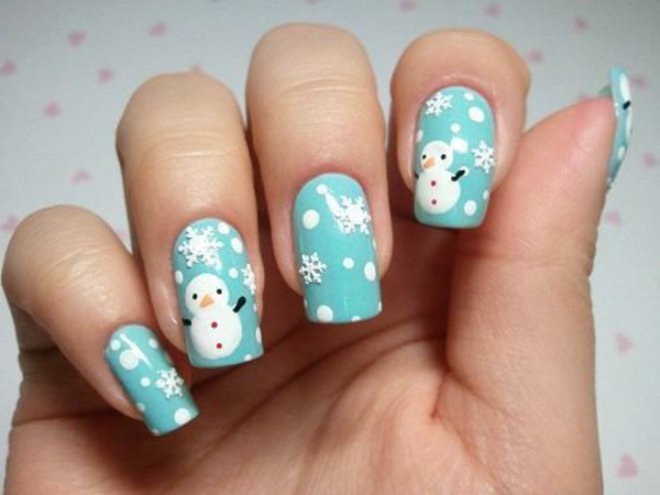 Gelnägel-für-Weihnachten-in-.Babyblau-mit-schönen-Motiven-Schneemänner