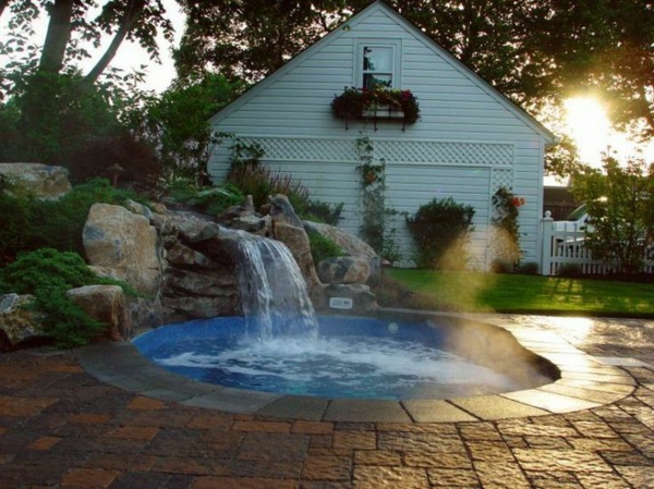 -Gestaltungsideen-für-den-perfekten-Garten-mit-einem- Whirlpool--