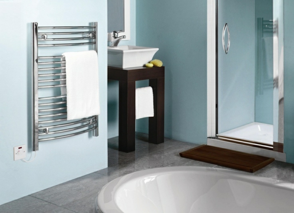 Heizender-Handtuchhalter-im-Badezimmer-mit-blauen-Wänden