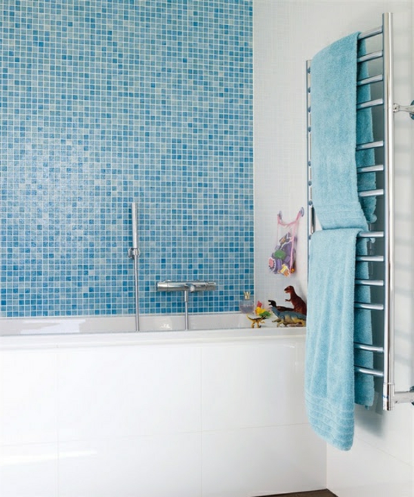 Heizkörper-Handtuchhalter-im-Badezimmer-blaue-Fliesen