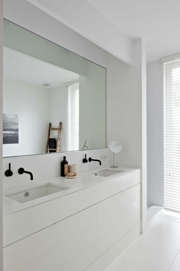-Ideen-für-eine-moderne-Badezimmereinrichtung-in-Weiß-Unterschrank