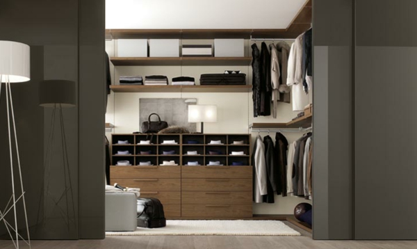 Interior--moderne-begehbare-Kleiderschränke