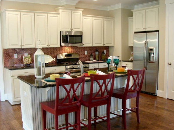 Küchen-Interior—Design-Idee-mit-schönen-Eierschalenfarben