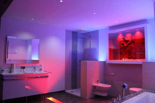 Lila-ultra-tolles-Interior-Design-im-Badezimmer-Deckenbeleuchtung