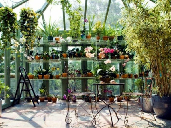 Metall-Stühle-Tisch-Blumen-Zimmerpflanzen-wintergarten-gestalten