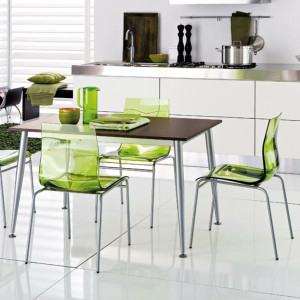 moderne-helle-küche-weißer-boden-grüne-stühle