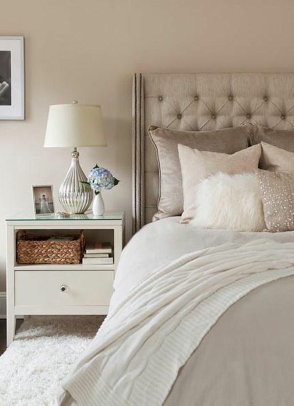 Schlafzimmer-Interior—Design-Idee-mit-schönen-Eierschalenfarben