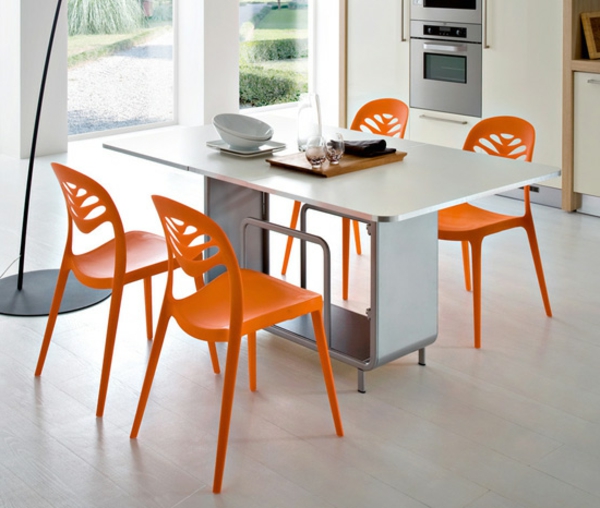 Stühle-in-Orange-im-Esszimmer-modernes-Interior-Design-