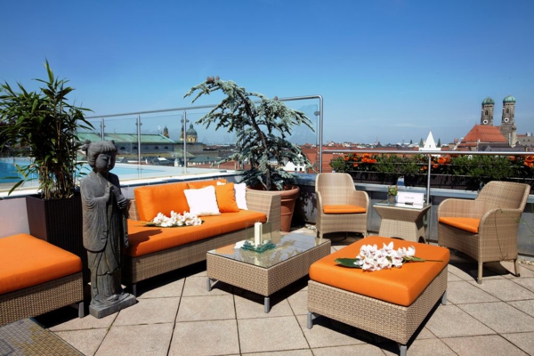 Terrasse-mit-modernen-Möbeln-gestalten-in-Orange