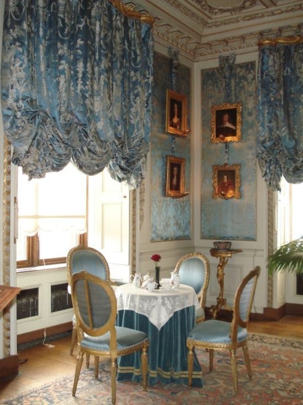 barock-esszimmer-einrichten-blaue-gardinen