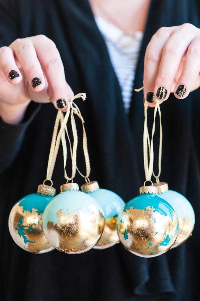 Blaue Weihnachtskugeln mit goldener Verzierung, Weihnachtsdeko selber machen 