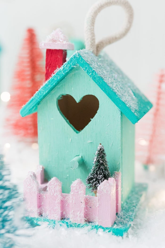 Häuschen aus Holz mit Acrylfarben bemalen, kleine Tannenbaum Figur, mit künstlichem Schnee verzieren