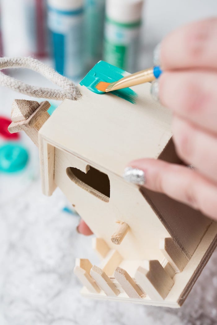 Häuschen aus Holz mit Acrylfarben bemalen, DIY Weihnachtsdeko Ideen zum Nachmachen 