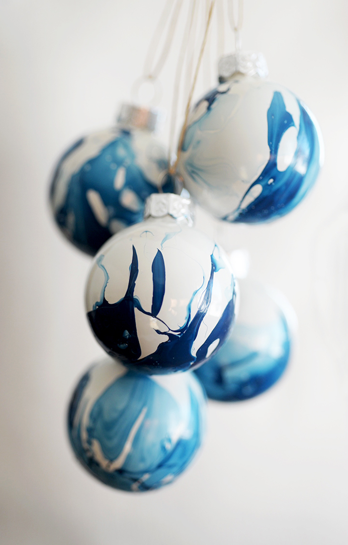 Weiße Weihnachtskugeln mit blauem Nagellack verzieren, DIY Christbaumkugeln Idee 
