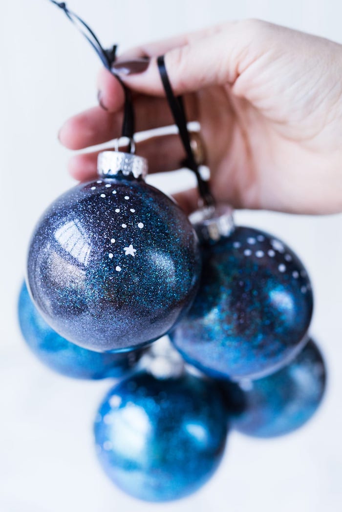 DIY Galaxie Christbaumkugeln, blaue Weihnachtskugeln mit Glitzer und kleinen Sternen 