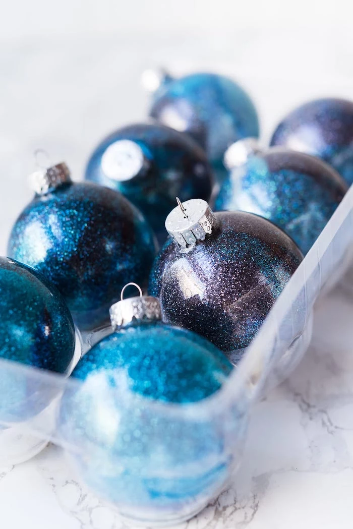 Galaxie Christbaumkugeln selber machen, durchsichtige Weihnachtskugeln aus Glas mit Glitzer verzieren 