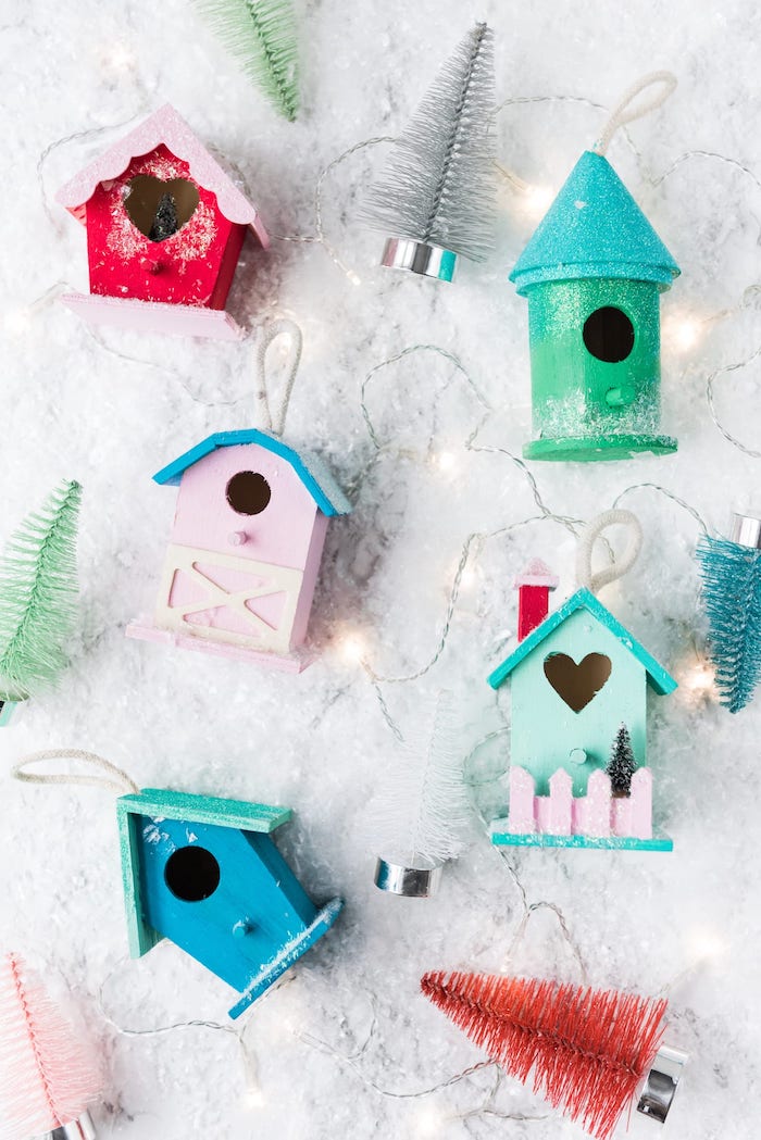 Kleine Häuschen aus Holz mit Acrylfarben bemalen, bunte Tannenbaum Figuren, künstlicher Schnee