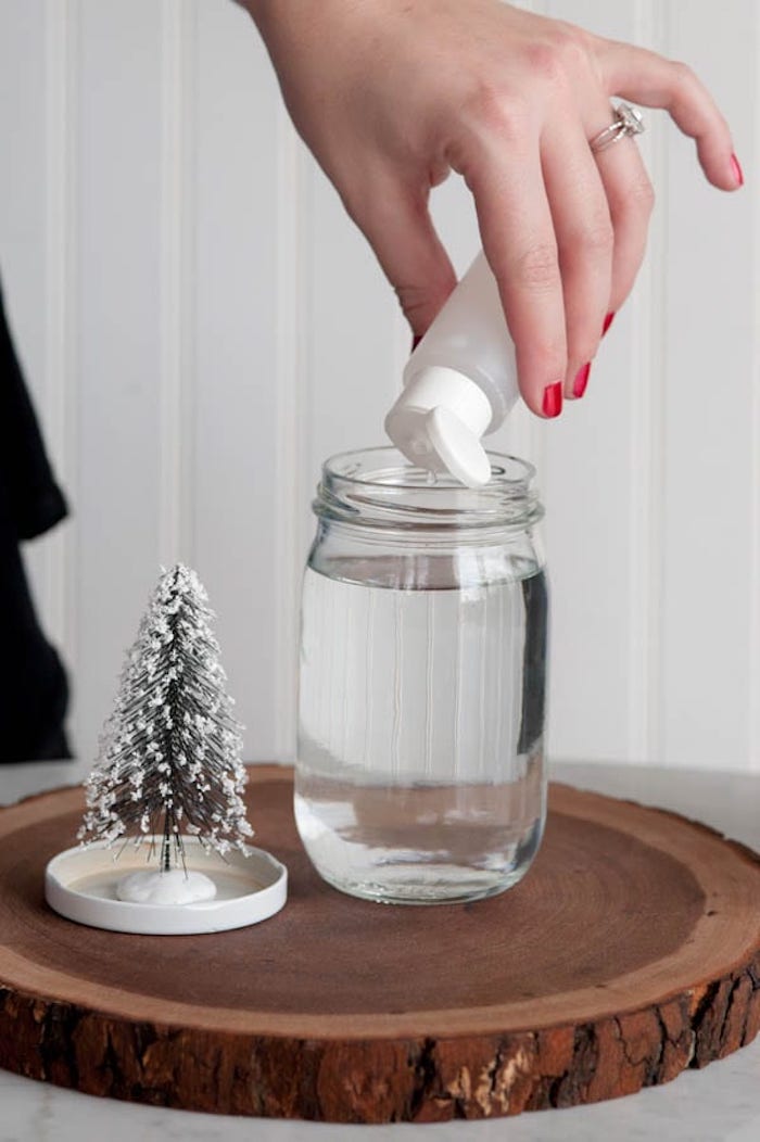 Anleitung für DIY Schneekugel, destilliertes Wasser und Glyzerin in Einmachglas geben 