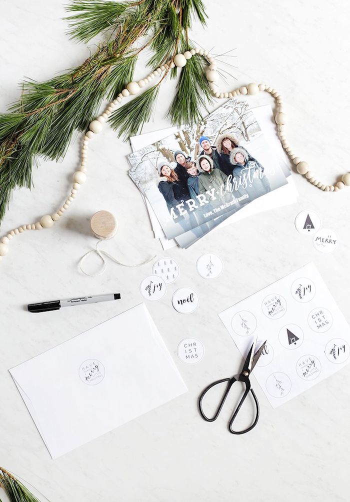 Personalisierte Weihnachtskarten mit Foto selbst gestalten, kleine Elemente ausschneiden 